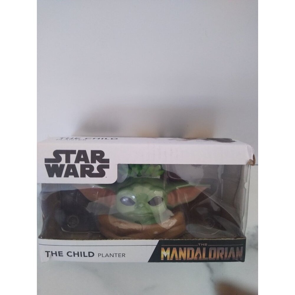 Mandalorian baby‎ yoda planter